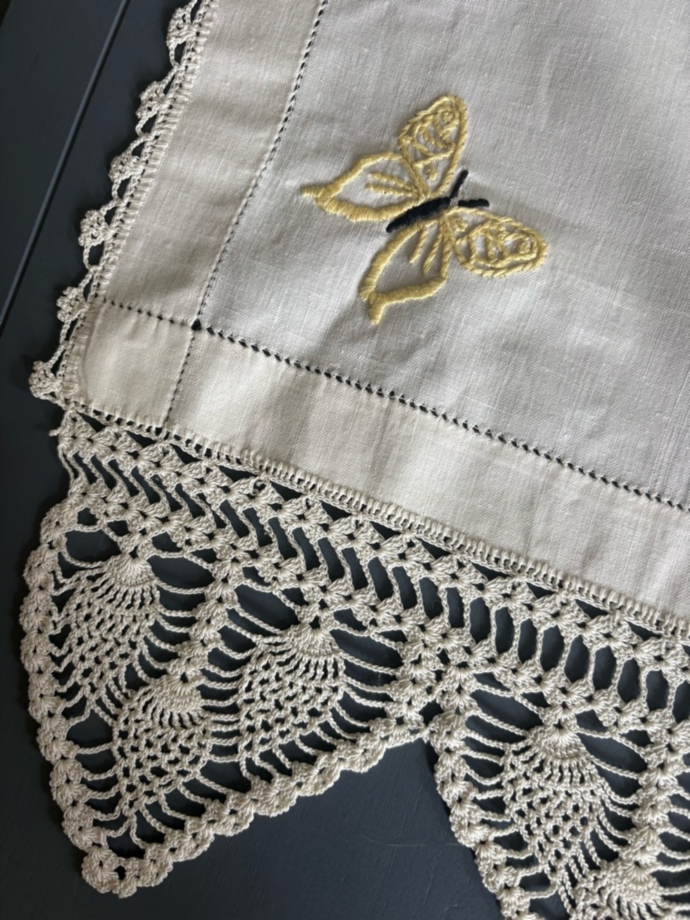 VTG  linen table runner features delicate embroidered yellow butterflies